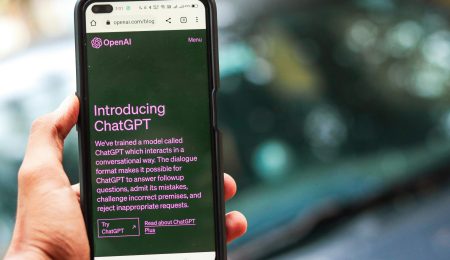 ChatGPT হলো একটি “বুদ্ধিমান ডিজিটাল সহকারী”, যার সঙ্গে আপনি কথা বলতে পারেন বাংলায় বা ইংরেজিতে।