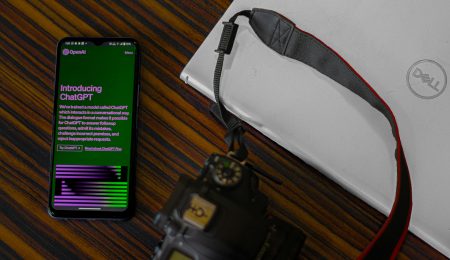 AI (Artificial Intelligence) বা কৃত্রিম বুদ্ধিমত্তা হলো কম্পিউটার বা যন্ত্রকে এমনভাবে প্রোগ্রাম করা, যাতে এটি মানুষের মতো চিন্তা করতে, শিখতে এবং সমস্যার সমাধান করতে পারে।