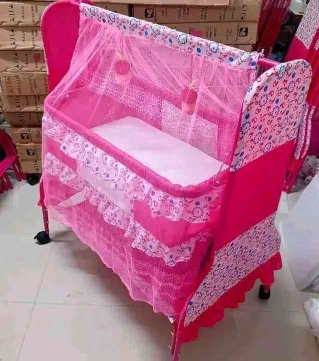 732 মডেল৷ দোলনা