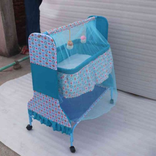 732 মডেল৷ দোলনা