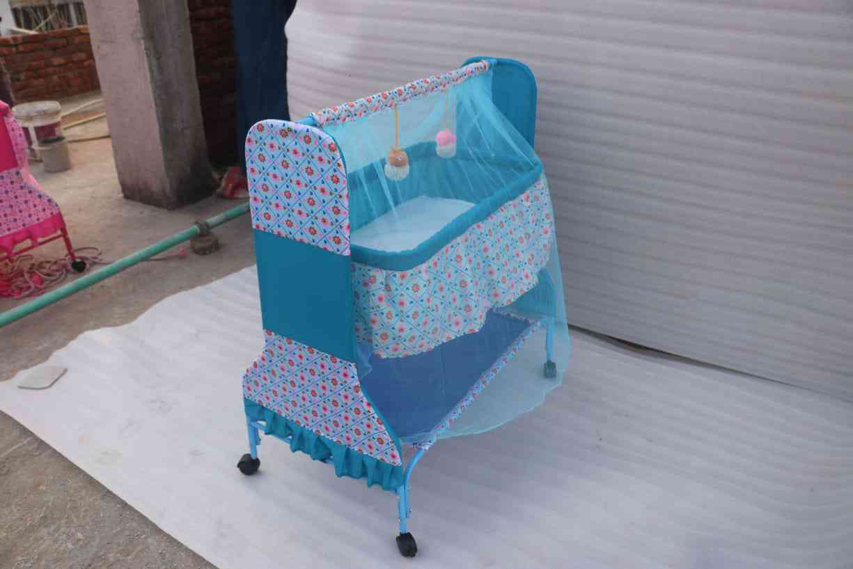 732 মডেল৷ দোলনা