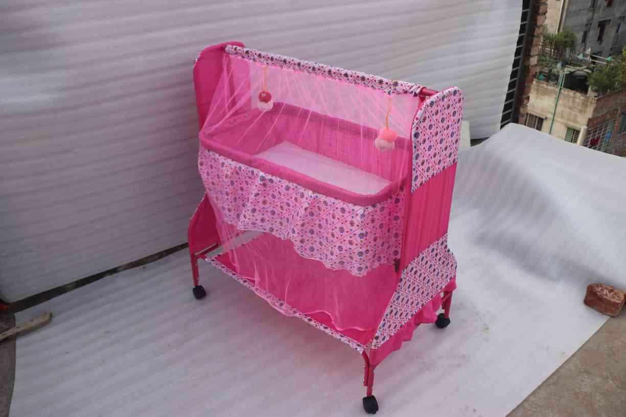 732 মডেল৷ দোলনা